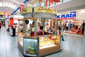 golden frog jewelry kiosk in Albrook Mall, Panama City, Panama – Best Places In The World To Retire – International Living